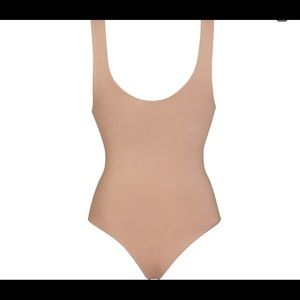 Skims SMOOTHING THONG BODYSUIT Sienna